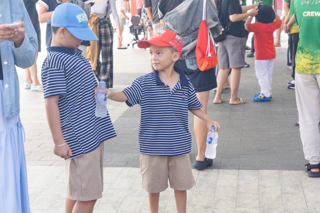 Nước uống đóng chai La Gougah cùng chia sẻ với nhau