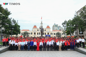 Đoàn thể thao dân hương trước Tượng đài Chủ tịch Hồ Chí Minh - Nguồn VTV