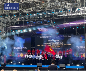 Nghi thức nhận cờ từ các lãnh đạo của vđv tham gia thi đấu tại Sea Games 33
