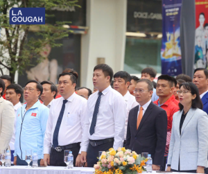 Nghi thức trao cờ của đoàn thể thao Việt Nam khu vực Phí Nam